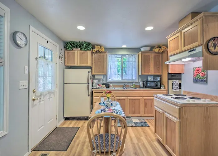 Cozy Cottage On Flower Farm W/ Baker Creek Views!