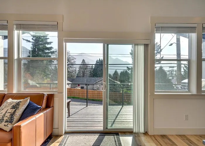 Stunning Stevenson Retreat W/ Mountain Views!