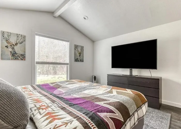 Riverbend Retreat 3 - Riverfront, Hot Tub, Bbq Pet Friendly